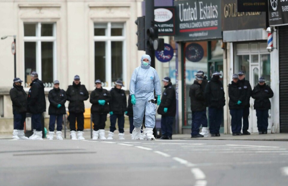 Politi i arbeid mandag etter terroraksjonen i Streatham sør i London søndag.