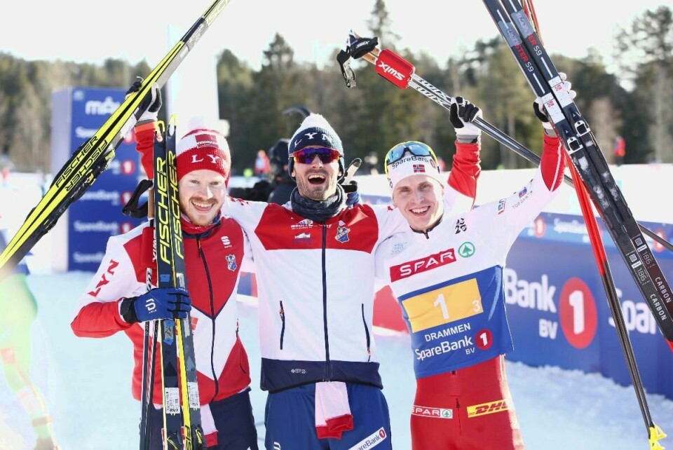 Johan Tjelle (t.v.), Hans Christer Holund og Simen Hegstad Krüger etter stafetten på Konnerud søndag.