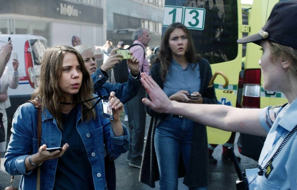 Journalist Anine Welsh (spilt av Alexandra Gjerpen) i regjeringskvartalet i TV-serien «22. juli». Foto: NRK