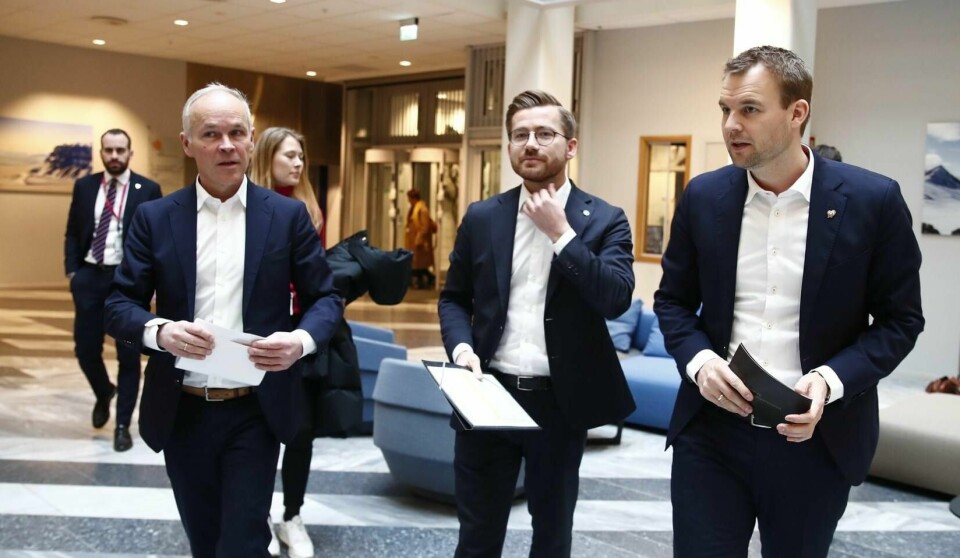 Finansminister Jan Tore Sanner (H) (f.v.), klima- og miljøminister Sveinung Rotevatn (V) og barne- og familieminister Kjell Ingolf Ropstad (KrF) presenterte fredag Norges forsterkede klimamål for 2030.