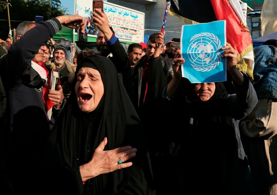 Protestene mot regjeringen fortsetter i Irak, men var fredag langt mindre enn ventet. Her fra Bagdad. Foto: Hadi Mizban / AP / NTB scanpix Anti-government protesters chant slogans against the Iraqi government during ongoing demonstrations in Baghdad, Iraq, Friday, Jan. 31, 2020. (AP Photo/Hadi Mizban)