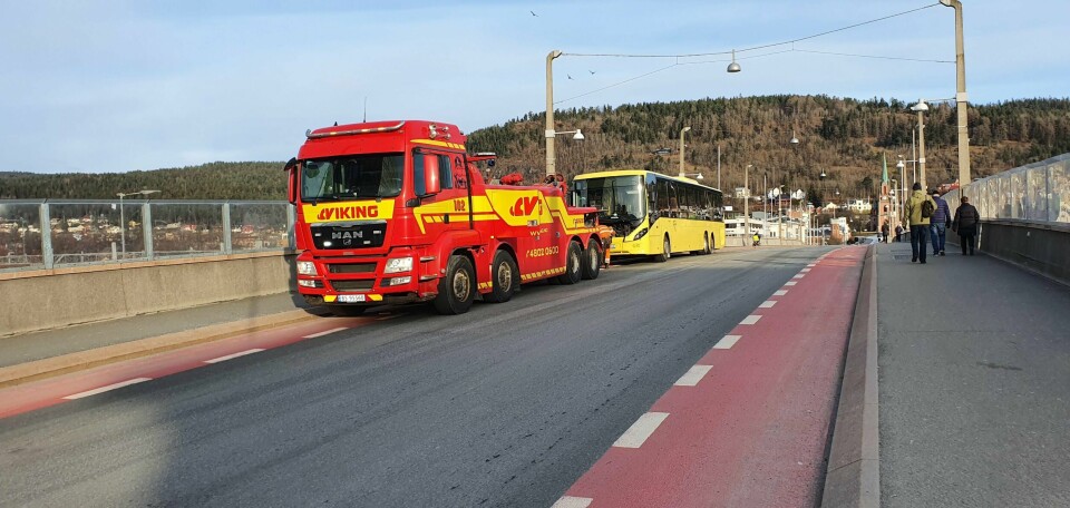 En Brakar-buss på vei til Konnerud skole fikk tekniske problemer i morgentimene.