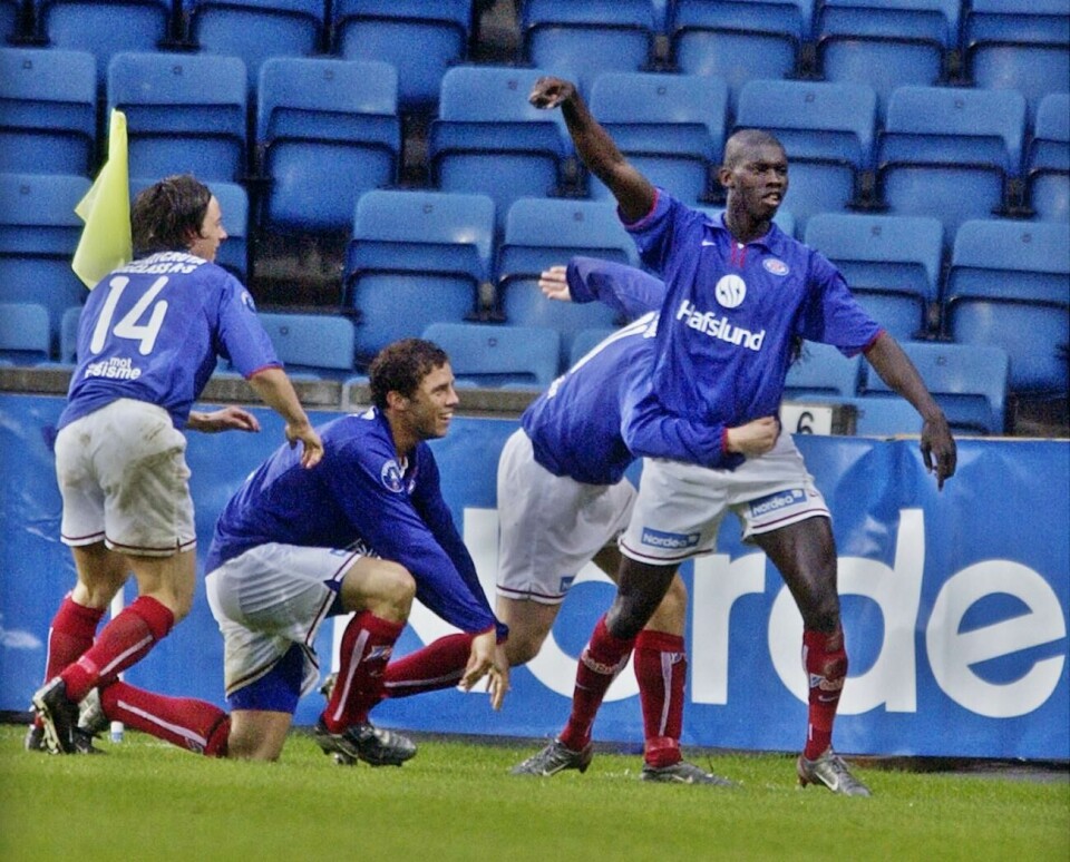 Oslo 20030529Fotball eliteserien Vålerenga-Molde 2-0, Ullevaal Stadion. VIF-spiller Pa-Modou Kah scoret 2-0 målet for Vålerenga, og blir her hyllet av Freddy Dos Santos, Morten Berre og Stian Ohr.Foto: Thomas Bjørnflaten / SCANPIX Oslo 20030529
Fotball eliteserien Vålerenga-Molde 2-0, Ullevaal Stadion. VIF-spiller Pa-Modou Kah scoret 2-0 målet for Vålerenga, og blir her hyllet av Freddy Dos Santos, Morten Berre og Stian Ohr.
Foto: Thomas Bjørnflaten / SCANPIX
