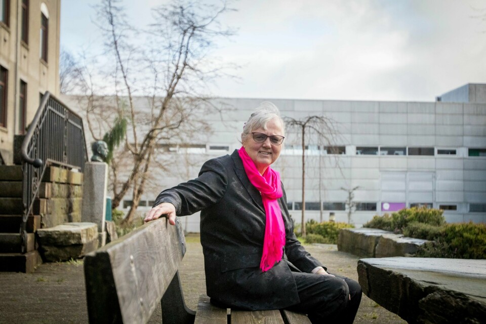 Olena Orstad pensjonerte seg i fjor etter å ha jobbet 41 år som jordmor på SUS. Tirsdag mottok hun Kongens fortjenstmedalje for sitt arbeid på sykehuset. Selv syntes hun det var fantastisk og overveldende, men også overraskende, å få den gjeve påskjønnelsen.