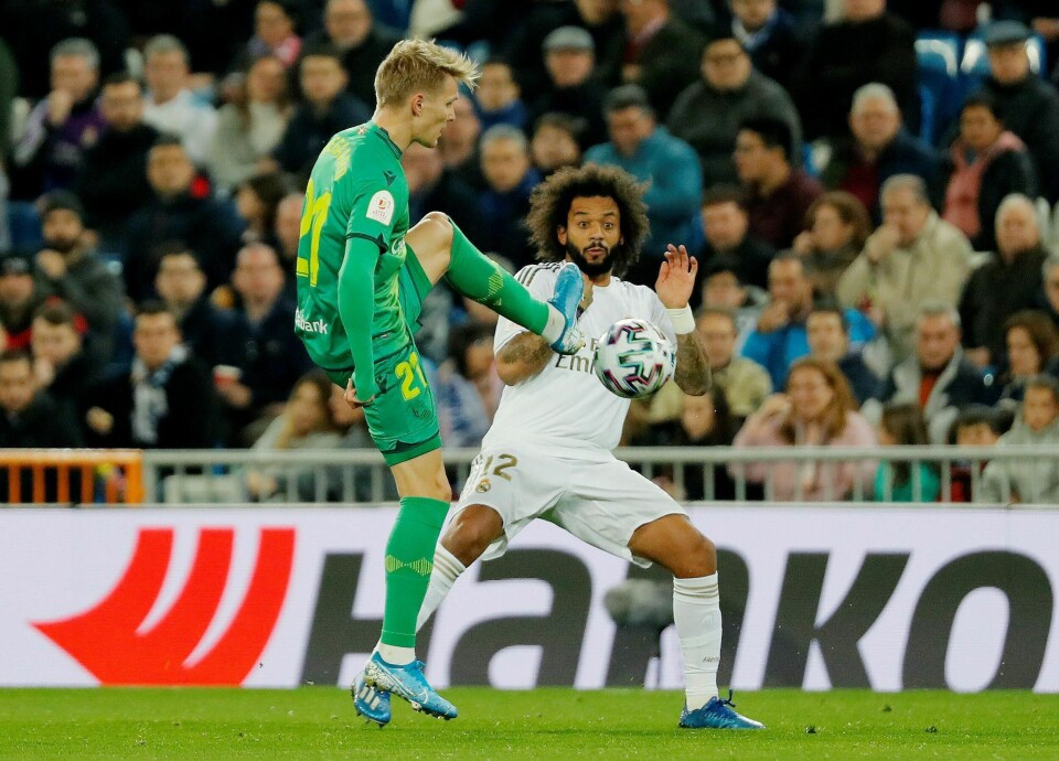 Martin Ødegaard i duell med Real Madrids Marcelo torsdag.