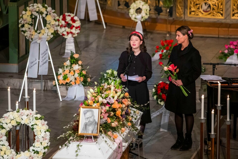 Maud Angelica Behn satte et portrett hun selv har tegnet på kisten og holdt minneord for sin far Ari Behn under bisettelsen i Oslo domkirke 3. januar. Prinsesse Märtha Louise til høyre.