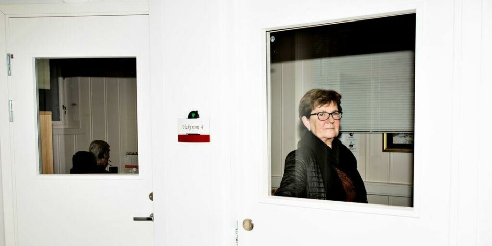 Vi har reddet mange liv, men vi vet også at mange ikke har kommet gjennom. Det gir meg en klump i magen, sier Timland Dale. Her er hun inne i en av telefonbåsene. Vi har reddet mange liv, men vi vet også at mange ikke har kommet gjennom. Det gir meg en klump i magen, sier Timland Dale. Her er hun inne i en av telefonbåsene.