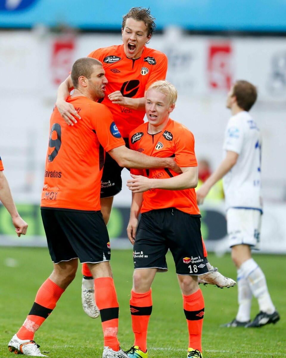 Kristoffer Nesse Stephensen jubler her sammen med Azar Karadas og Stian Dyngeland i tiden som Sogndal-spiller.