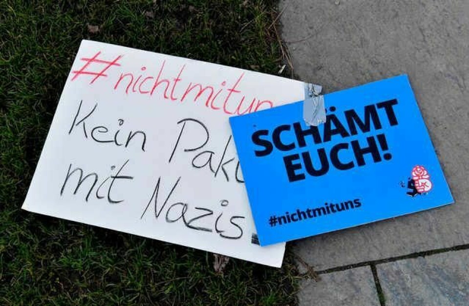 Valget av delstatsleder i lille Thüringen ble møtt med voldsomme protester over hele Tyskland og utløste krise i regjeringspartiene. Disse protestplakatene lå utenfor regjeringsbygningen i Berlin under et møte om saken lørdag. «Skam dere!», og «#ikkemedoss Ingen pakt med nazister» står det på dem.