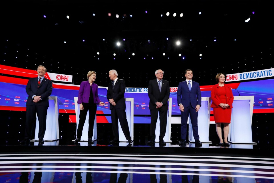 Tom Steyer, Elizabeth Warren, Joe Biden, Bernie Sanders, Pete Buttigieg og Amy Klobuchar under debatten i Iowa.