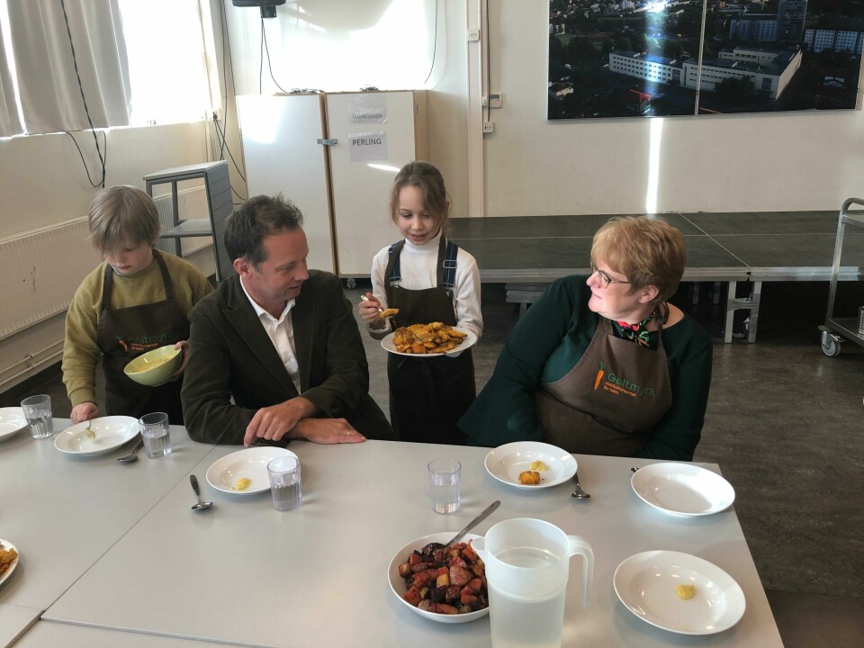Kunnskapsminister Trine Skei Grande og grunnlegger og fagansvarlig ved Geitmyra Matkultursenter for barn Andreas Viestad får servert hjemmelagende fiskepinner av David og Mayra, tredjeklasselever ved Sinsen skole. Kunnskapsminister Trine Skei Grande og grunnlegger og fagansvarlig ved Geitmyra Matkultursenter for barn Andreas Viestad får servert hjemmelagende fiskepinner av David og Mayra, tredjeklasselever ved Sinsen skole.