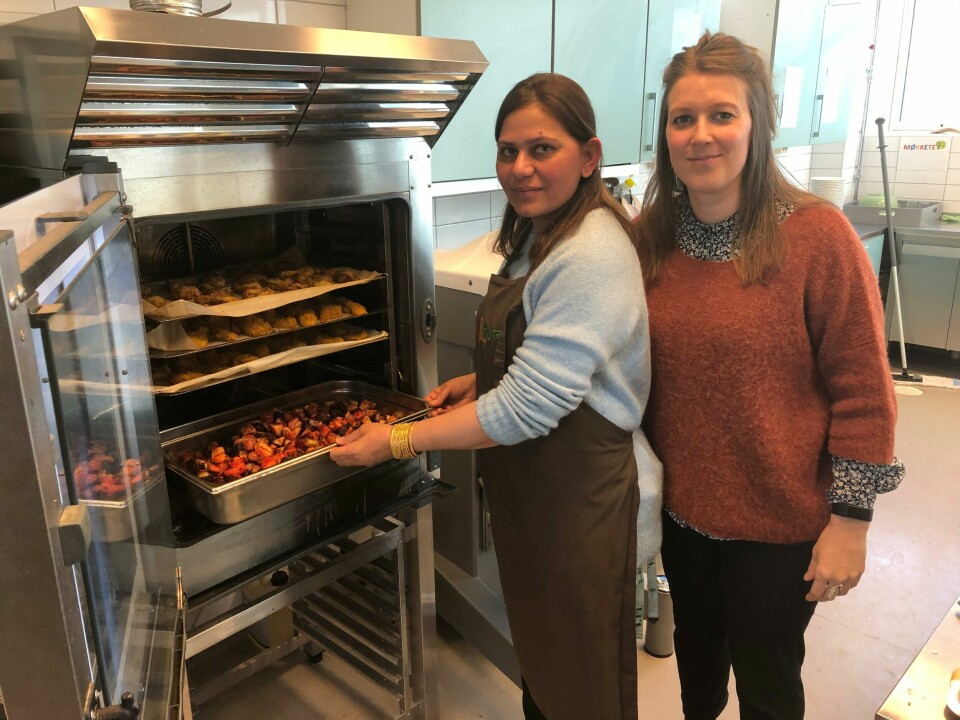 Kokk Bushra Kanwal og undervisningsinspektør Sigrid Lyngmo (til høyre) Kokk Bushra Kanwal og undervisningsinspektør Sigrid Lyngmo (til høyre)