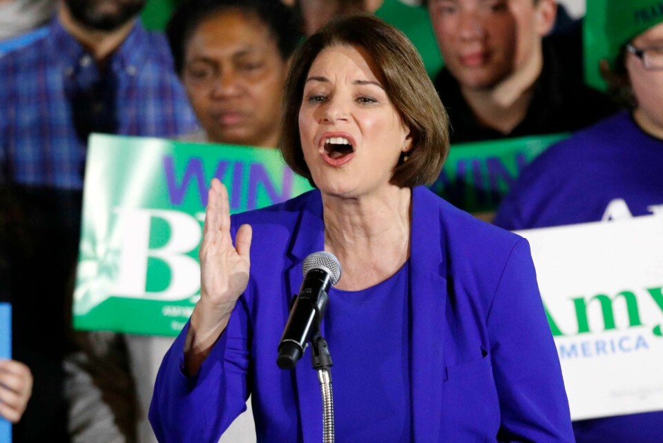 Amy Klobuchar under talen i New Hampshire.