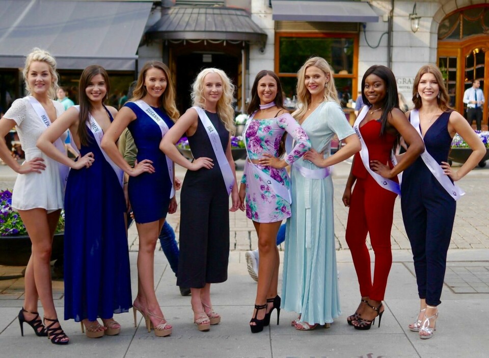 Ina Kollset (nummer fire fra venstre) med de andre finalistene i Miss Norway 2018. Foto: Knut Yrvin/Miss Norway Ina Kollset (nummer fire fra venstre) med de andre finalistene i Miss Norway 2018. Foto: Knut Yrvin/Miss Norway