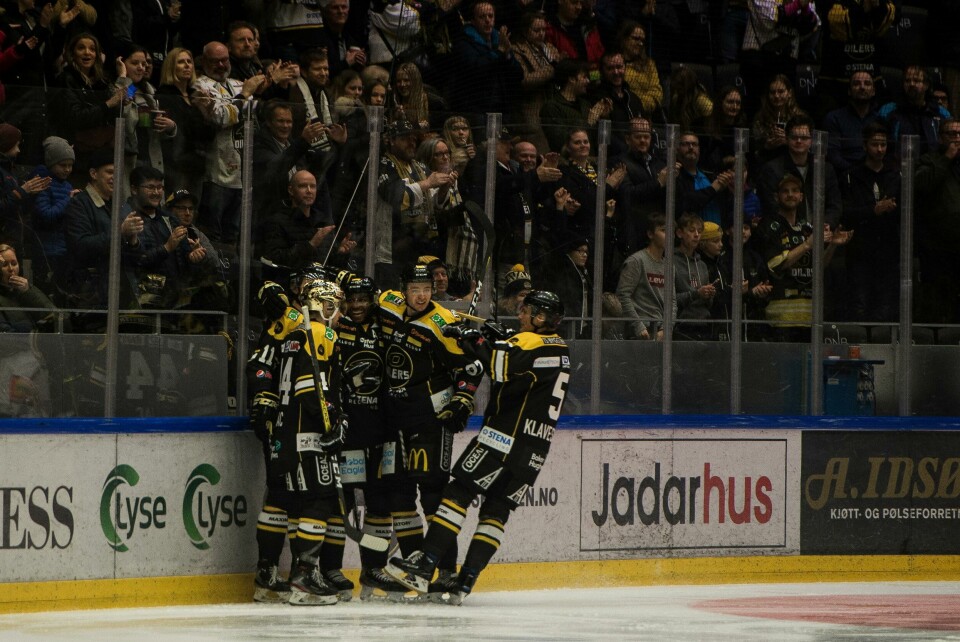 Oilers jubler etter scoring. Foto: Carina Johansen / NTB scanpix Stavanger 20200213. Stavanger Oilers jubler under ishockeykampen mellom Stavanger Oilers og Frisk Asker i DNB arena i Stavanger.Foto: Carina Johansen / NTB scanpix