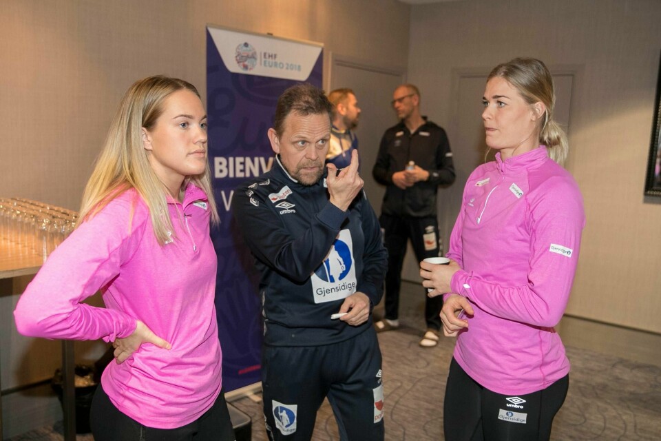 Landslagssjef Thorir Hergeirsson, Malin Aune (t.il venstre) og Veronica Kristiansen får ekstraservice i jakten på OL-plass.