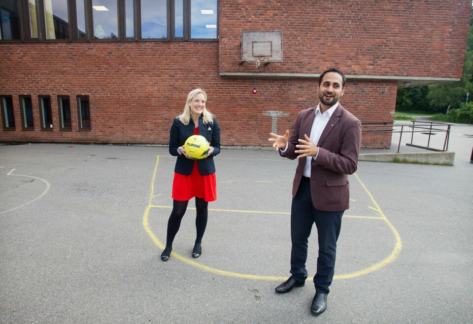 Nasir Ahmed (Ap) Nasir Ahmed og Aina Stenersen er to bystyrekandidater fra Oslo Øst, han fra Ap og jeg fra FrP, og vi har vokst opp sammen! Har gått på samme barneskole, ungdomsskole og videregående skole. Hatt samme lærere. Nå konkurrerer de om hver sin plass i bystyret for hvert sitt parti.