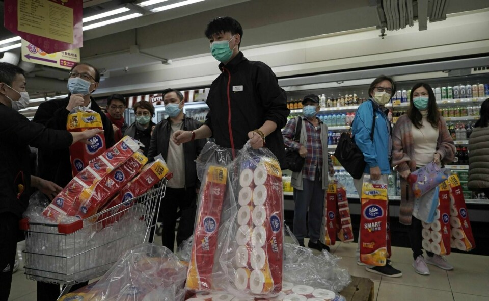 Innbyggere i Hongkong hamstrer toalettpapir i frykt for at forsyningen av den nødvendige varen tar slutt.