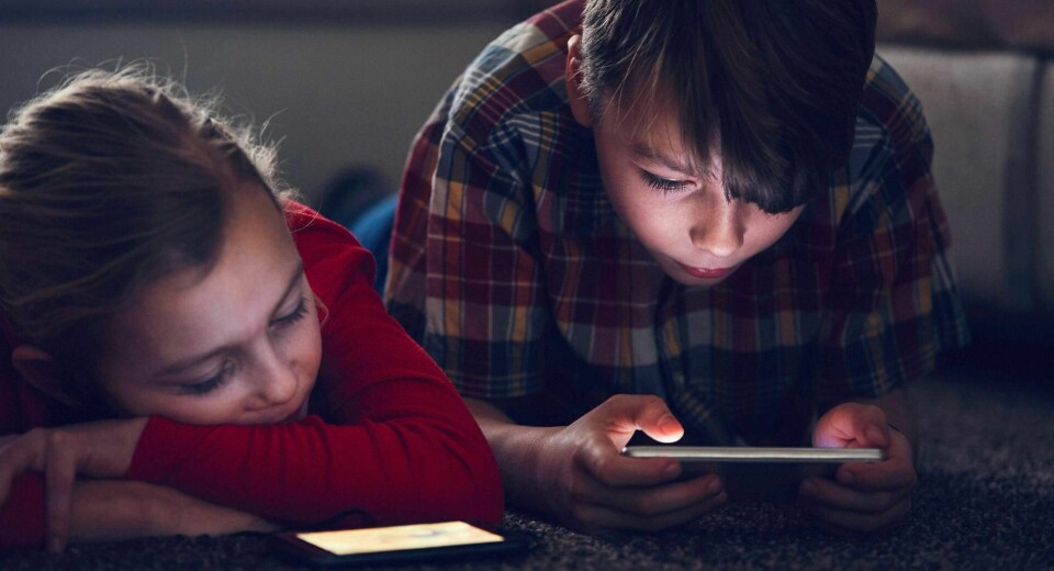 Hvordan kan vi være medborgere om vi ikke kan lytte til andres meninger og forestille oss det de formidler, uten at vi må kikke ned i smarttelefonen for å lete etter et underholdende bilde? Illustrasjonsfoto: Istock