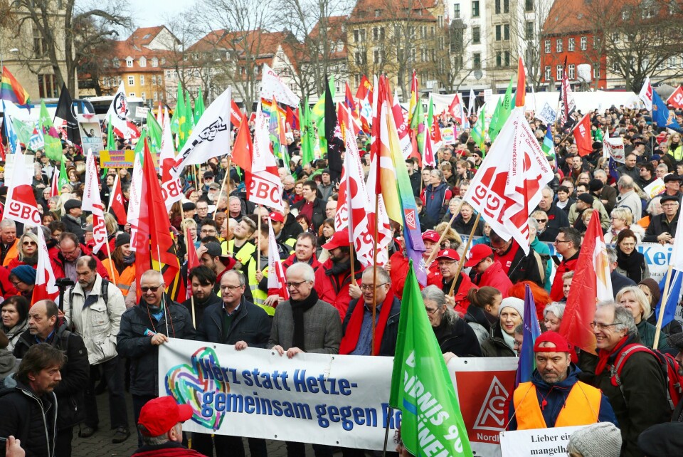 Flere tusen mennesker demonstrerte i den tyske byen Erfurt lørdag mot ytre høyre-partiet AfD. Demonstrators attend a rally against the ousting of a popular governor by a far-right and two centrist parties in Erfurt, Germany, Saturday, Feb. 15, 2020. The politician Thomas Kemmerich was elected as Thuringian Prime Minister with votes of the far-right Alternative fuer Deutschland (AfD) party. The poster reads: Heart instead of agitation - together against the right. (Bodo Schackow/dpa via AP)