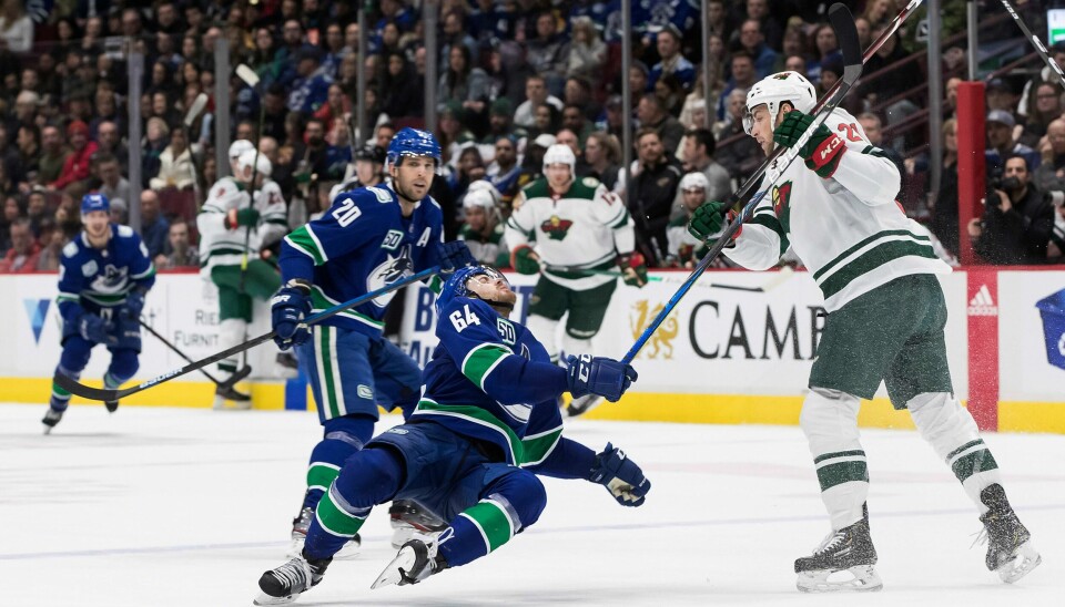 Minnesota Wilds Carson Soucy (t.h.) i duell med Vancouver Canucks' Tyler Motte.