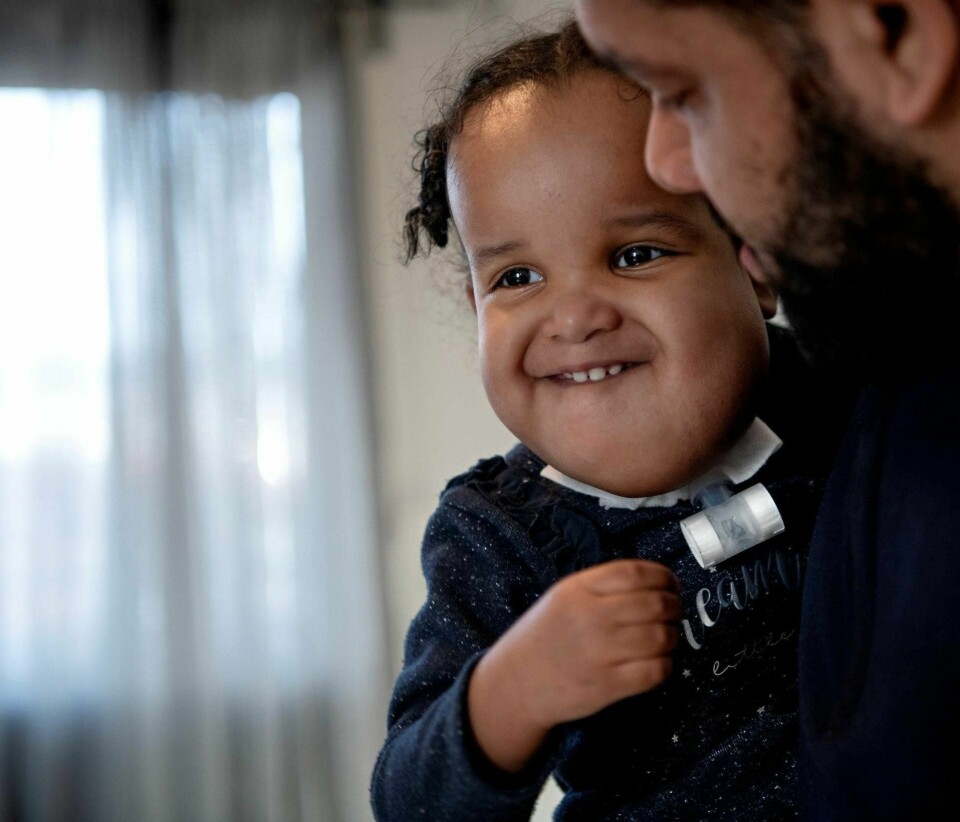 Sanaa er to år gammel og trenger mye bistand for å overleve. Familien hennes kjemper en kamp mot bydelen for å få assistansen sykehuset har anbefalt. Foto: Mimsy Møller