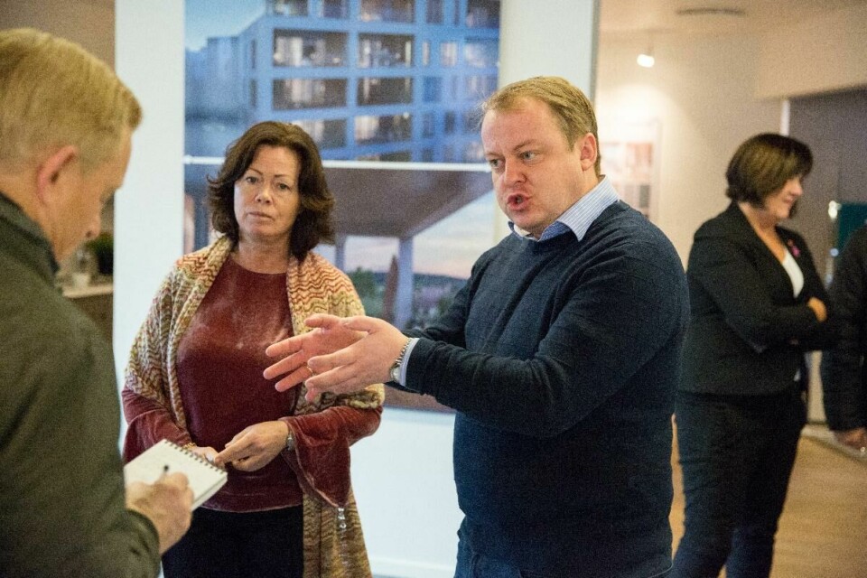 Erlend Wiborg er trygg på at Laabak blir en god stortingsvikar mens han er hjemme med datteren sin. Her sammen med partifelle Solveig Horne. Erlend Wiborg er trygg på at Laabak blir en god stortingsvikar mens han er hjemme med datteren sin. Her sammen med partifelle Solveig Horne.