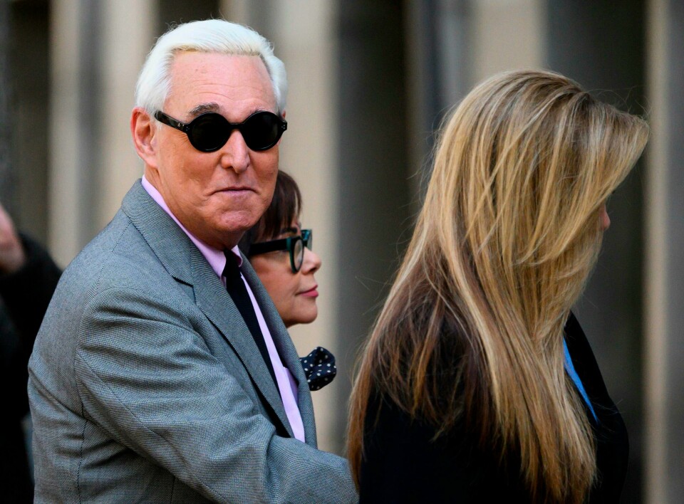 Roger Stone ønsker en ny rettssak. USAs president Donald Trump mener hans gamle venn kan få en urettferdig streng straff. (FILES) In this file photo taken on November 5, 2019 Roger Stone, former adviser to US President Donald Trump, enters the E. Barrett Prettyman United States Court House with his wife Nydia (C) and daughter Adria Stone(R) in Washington, DC. - Republican political consultant Roger Stone requested a new trial February 14, 2020, just days after President Donald Trump's criticism of his proposed jail sentence sparked an uproar over political influence in the justice system. (Photo by Andrew CABALLERO-REYNOLDS / AFP)