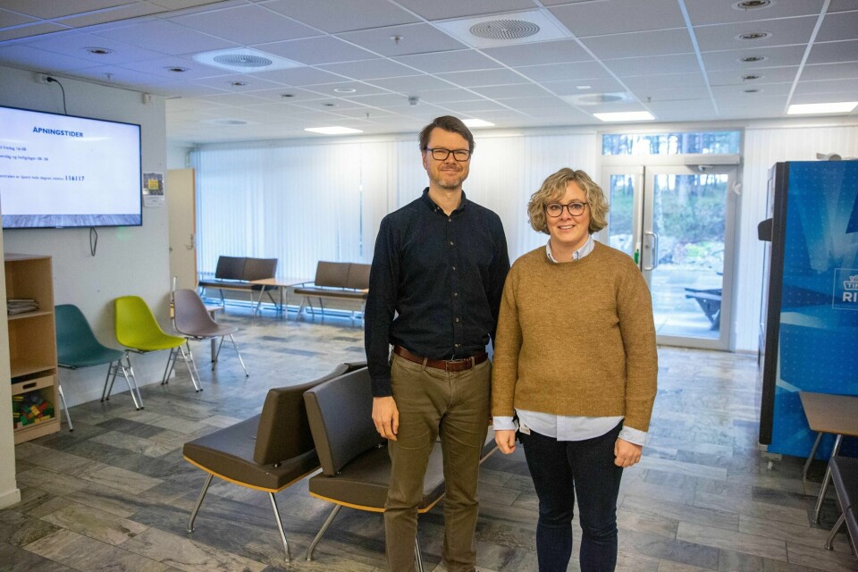 Døgnåpen legevakt for Mosseregionen er positivt på alle måter; også samfunnsøkonomisk. På bildet: Kommuneoverlege Kristian Krogshus og enhetsleder Beate Kristiansen ved Peer Gynt helsehus.