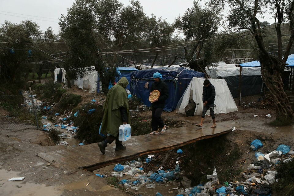 Migrants make their way during heavy rainfall at a temporary camp for refugees and migrants next to the Moria camp on the island of Lesbos, Greece, February 6, 2020. Foto: Elias Marcou/Ntb Scanpix Migrants make their way during heavy rainfall at a temporary camp for refugees and migrants next to the Moria camp on the island of Lesbos, Greece, February 6, 2020. REUTERS/Elias Marcou