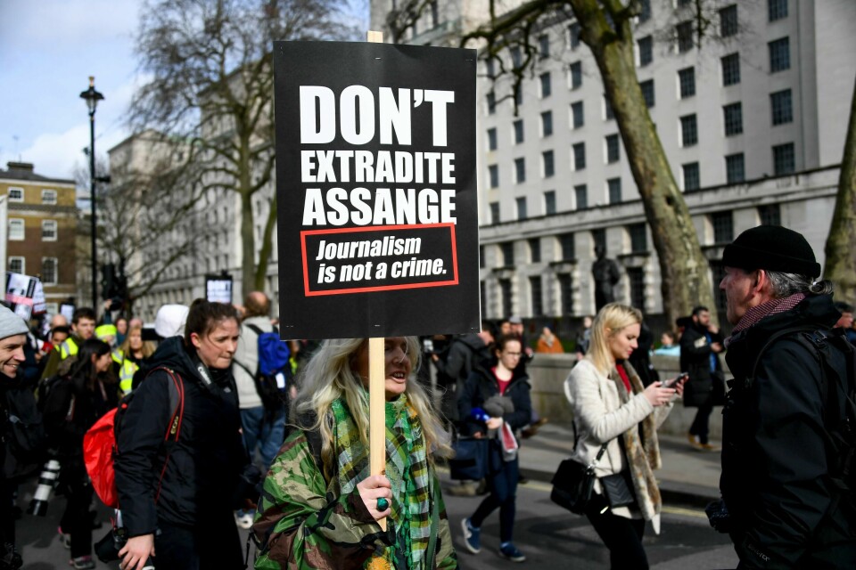 Tusener av mennesker marsjerte lørdag gjennom London for å kreve at Julian Assange ikke utleveres til USA.