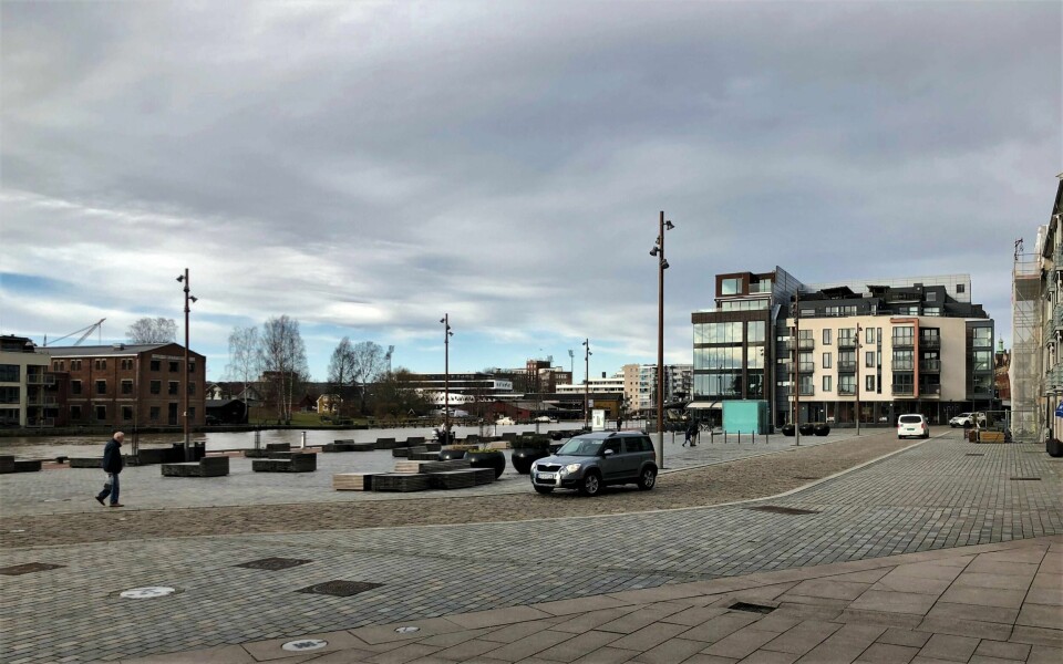 «Kanonkuler» med visne planter og «sittekuber» i tre bygger ikke opp under Venstre-politikernes ønske om å gjøre plassen mer menneskevennlig, skriver Tomm Pentz Pedersen.