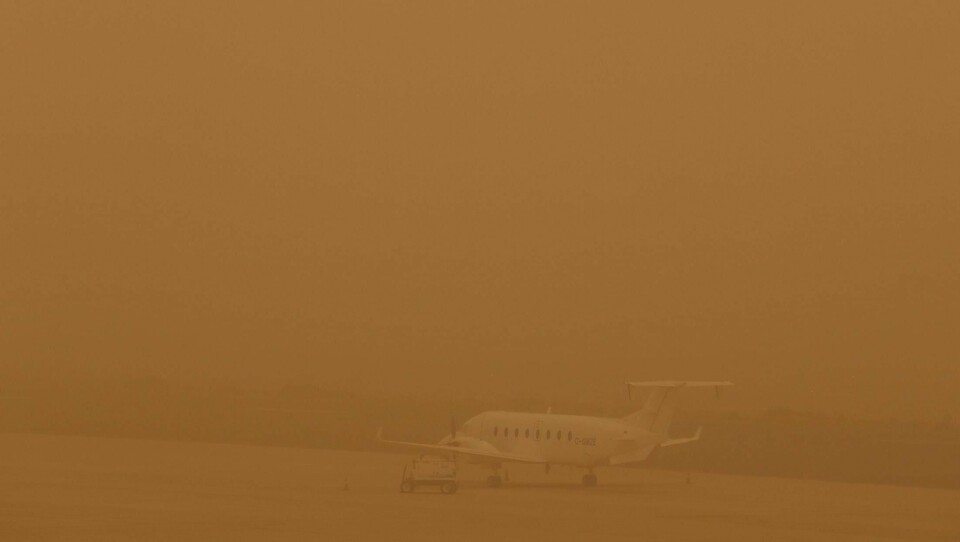Et fly står parkert på rullebanen på flyplassen i Las Palmas på Gran Canaria under sandstormen lørdag. Foto: Borja Suárez / Reuters / NTB scanpix