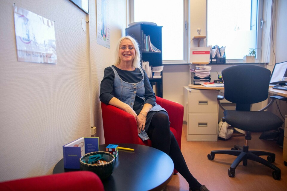 Helsestasjonen for ungdom i Moss skal nå sette av én dag i uka hvor kun gutter kan komme innom. Her ved helsesykepleier Guri Bjerkeli.