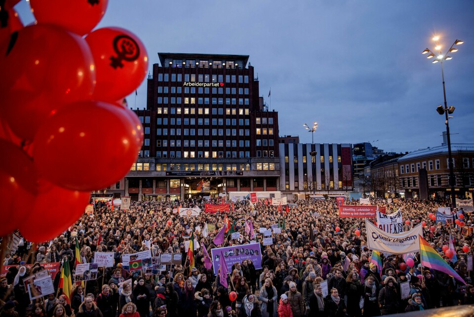 Youngstorget er ofte plassen for store, politiske demonstrasjoner, og både kvinnedagen og arbeidernes dag markeres årlig her. Her fra 8. mars-markeringen i 2016. Kvinnedagen 8.mars 2016. Youngstorget. Foto: Hilde Unosen
