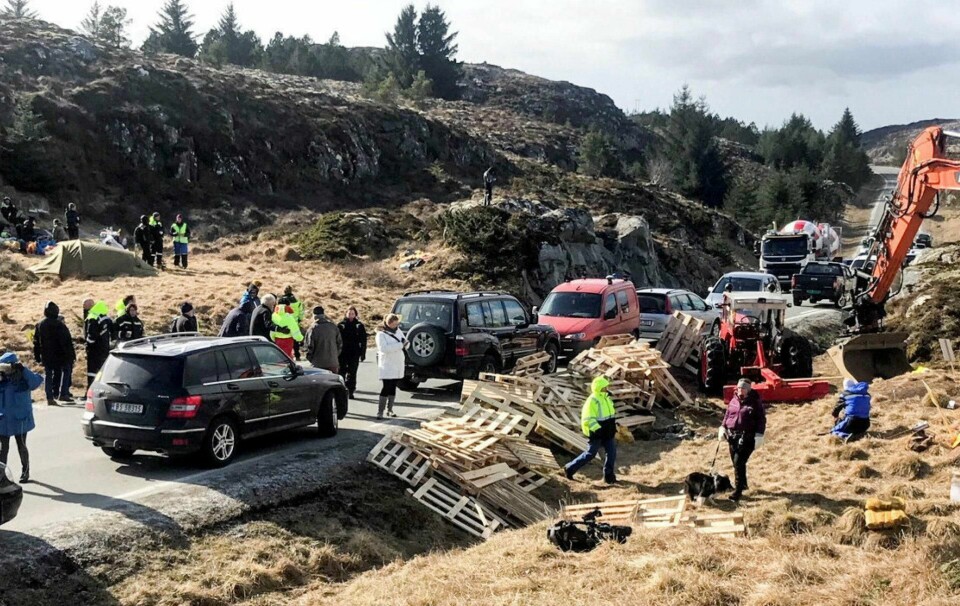 Vindkraftmotstandere ble bøtelagt på Frøya i fjor, fordi de hindret anleggstrafikken under utbygging av en møllepark på øya. Foto: Ronny Teigås/NTB scanpix
