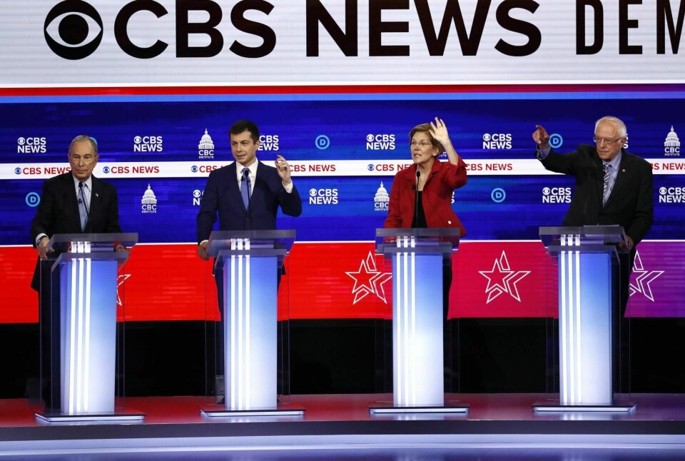 Fra venstre tidligere borgermester i New York Mike Bloomberg, tidligere ordfører i South Bend Pete Buttigieg, senator Elizabeth Warren fra Massachusetts og senator Bernie Sanders fra Vermont under Demokratenes debatt i Charleston i South Carolina tirsdag kveld.