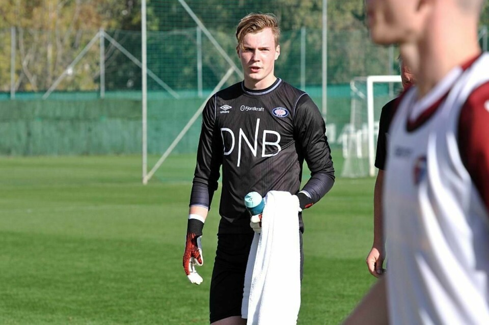 Kristoffer Klaesson går i garderoben i pausen av treningskampen mellom VIF og Sandefjord mandag. VIF vant til slutt 1-0 i Marbella. Alle foto: Jørn H. Skjærpe