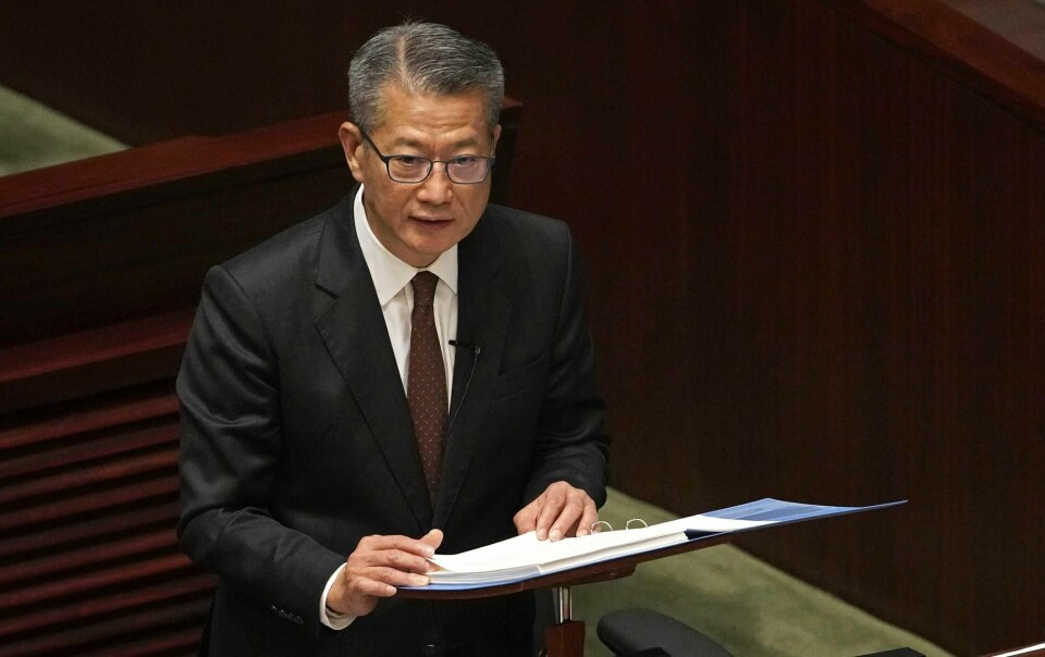 Finansminister Paul Chan presenterte flere krisetiltak i sin årlige budsjettale i den lovgivende forsamlingen i Hongkong onsdag.