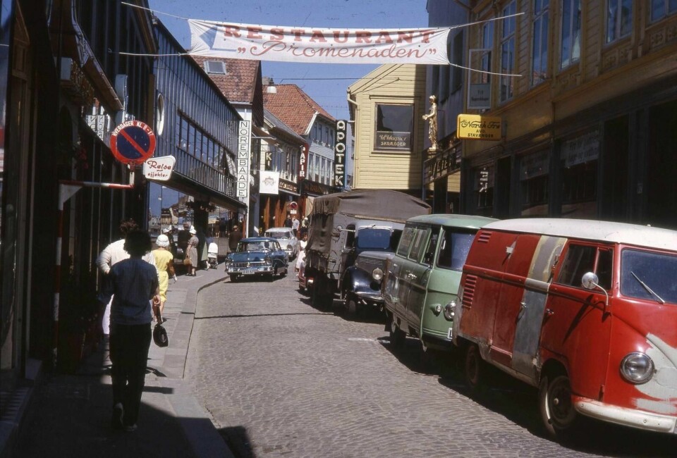 Slik så den øvre delen av Kirkegata ut i 1963, noen år før bilene måtte vekk fra en del av Stavangers trangeste gater. Foto: Stavanger byarkiv/Jacob Kvæstad
