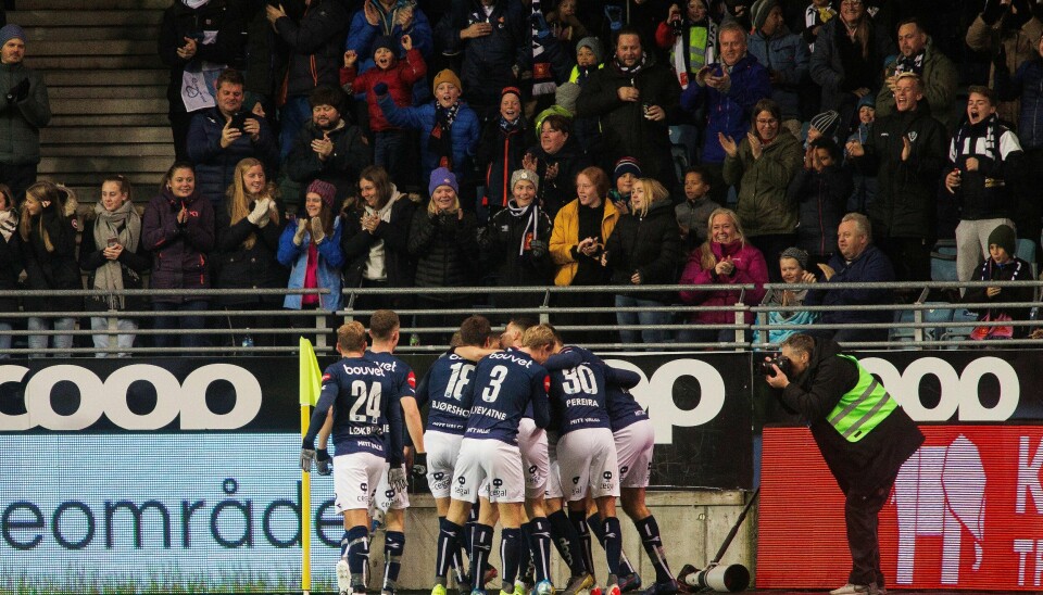 Jublende Viking-spillere og glade publikummere på SR-Bank Arena i fjor høst. Stadionet er ett av to i eliteserien der andre enn VIP-ene får kjøpe alkohol. Foto: Carina Johansen/NTB Scanpix