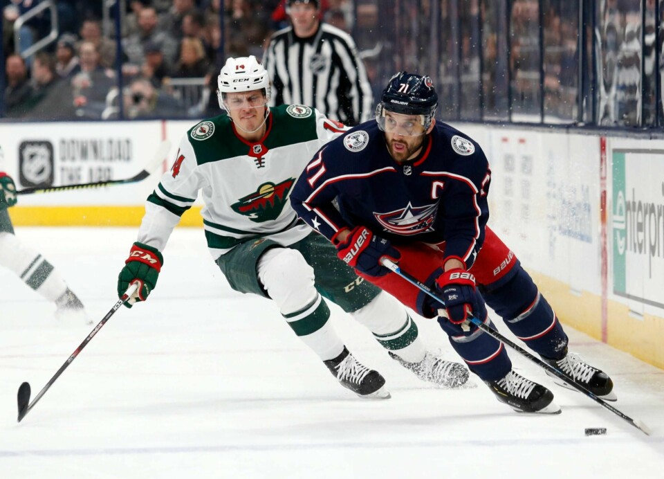 Columbus Blue Jackets Nick Foligno (t.h.) i duell med Minnesota Wilds svenske Joel Eriksson Ek.