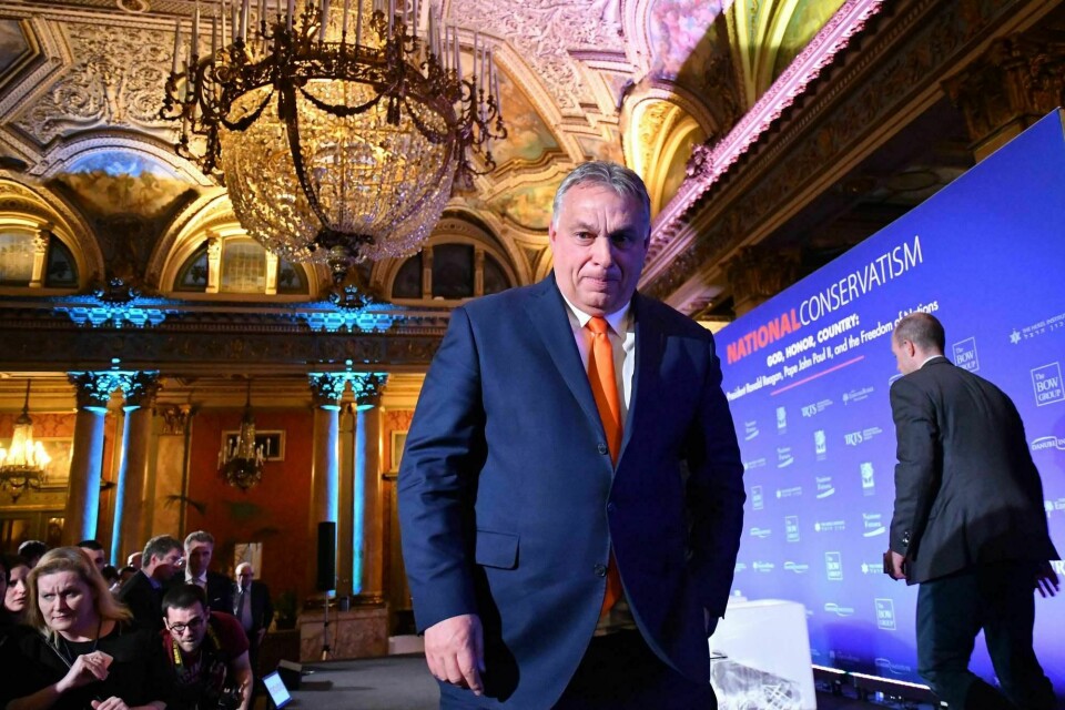 Ungarns statsminister Viktor Orbán på vei ned fra scenen etter å ha holdt tale under en konferanse i Roma i februar om «nasjonalkonservatisme». Konferansen er et godt eksempel på normaliseringen av ytre høyre, skriver Dagsavisens spaltist, Minda Holm.