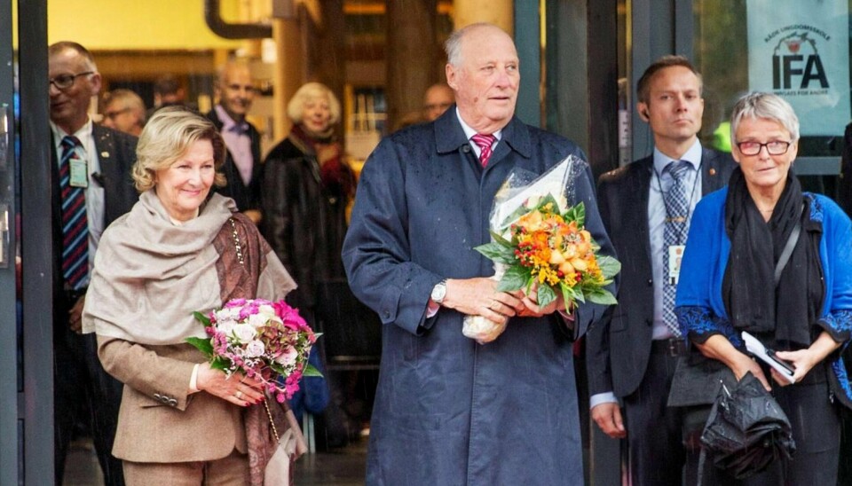 Kong Harald og dronning Sonja skal for aller første gang i historien på offisielt statsbesøk til et arabisk muslimsk land i det krigsherjede og vakre Midtøsten. Kongeparet har valgt seg Jordan–Midtøstens fredeligste land. Her avbildet under et tidligere besøk i Råde, hvor de blant annet var innom ankomstmottaket.