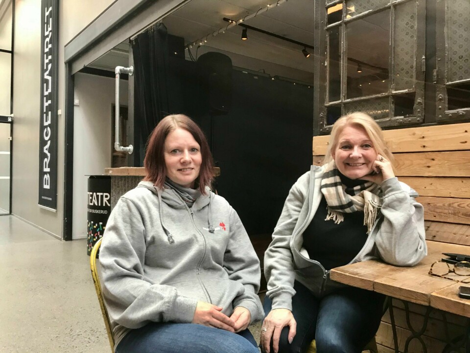 Bente Bostrøm er fast ansatt i Drammen sanitetsforening og Stine Wærn er styremedlem. Her på Union Scene i forbindelse med foreningens arrangement Russedagen – som blir obligatorisk fra og med neste år.