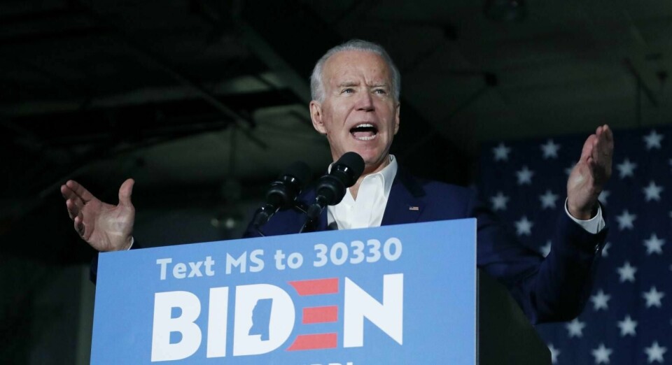 Tidligere visepresident Joe Biden ligger an til å vinne nominasjonskampen i Demokratene, viser prognose.