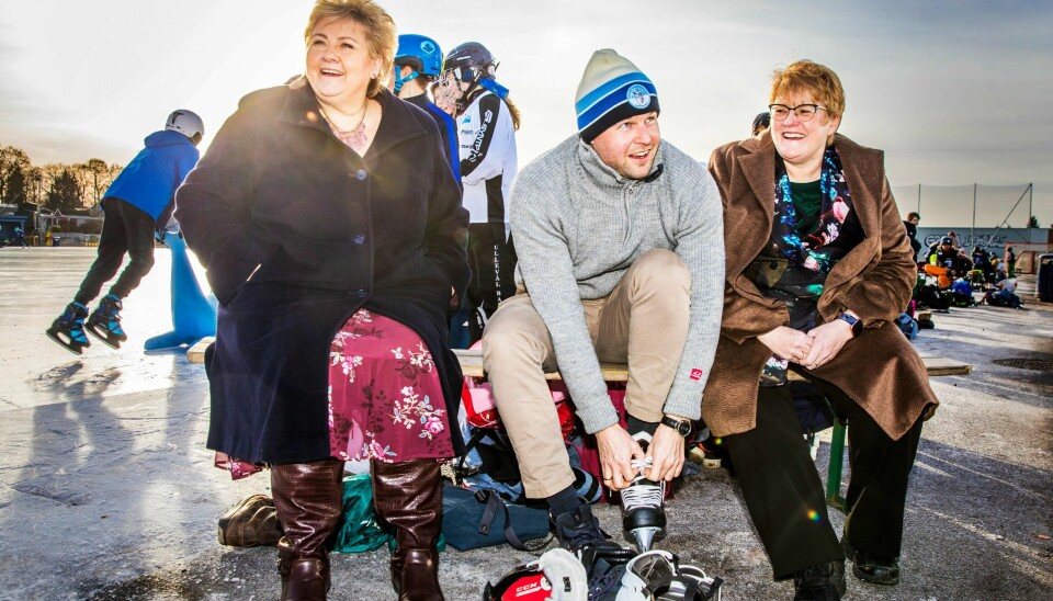 Både Venstre og Kristelig Folkeparti havner under sperregrensa på en måling Norfakta har utført for Klassekampen og Nationen. Høyre går 1,2 prosentpoeng fram, til 20,6 prosent. Regjeringspartiene er jevnstore med Arbeiderpartiet, viser målingen. Høyre-leder og statsminister Erna Solberg, KrF-leder og barne- og familieminister Kjell Ingolf Ropstad og Venstre-leder og kunnskapsminister Trine Skei Grande på skøytebanen på Voldsløkka i Oslo. Foto: Ole Berg-Rusten / NTB scanpix