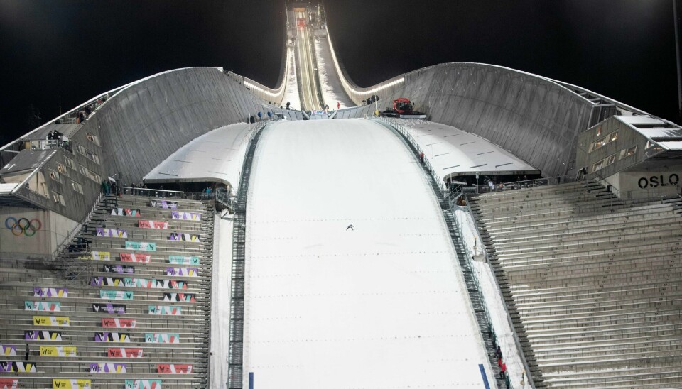 Slik så det ut i Holmenkollen under Raw Air fredag kveld.