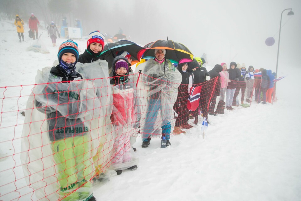 Vind og regn, men noe publikum har møtt opp i Holmenkollen. Oslo 20200308. Publikum under 50 km langrenn fellesstart for menn i Holmenkollen søndag.Foto: Vidar Ruud / NTB scanpix