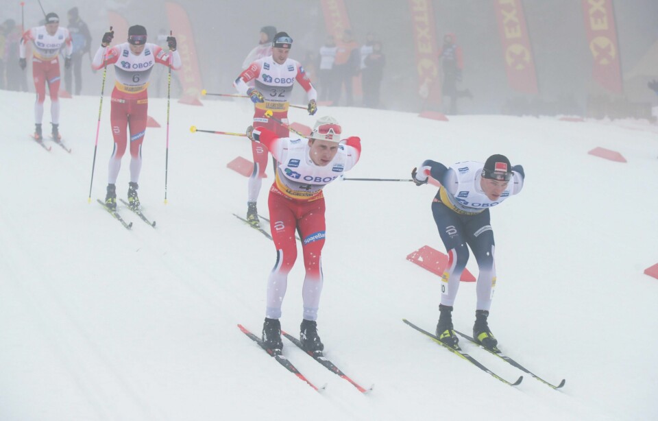 Simen Hegstad Krüger sammen med overraskelsen Erik Sverdrup Augedal på søndagens femmil i Holmenkollen.